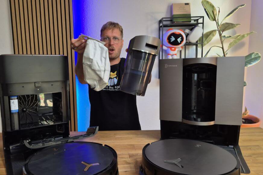 Die neue OmniCyclone Station des ECOVACS DEEBOT X11 - mit beutelloser Technologie und dem neuen Absaugbehälter steht im Vergleioch zum X9 Pro Omni mit dem Staubsaugerbeutel der Station in der Hand.